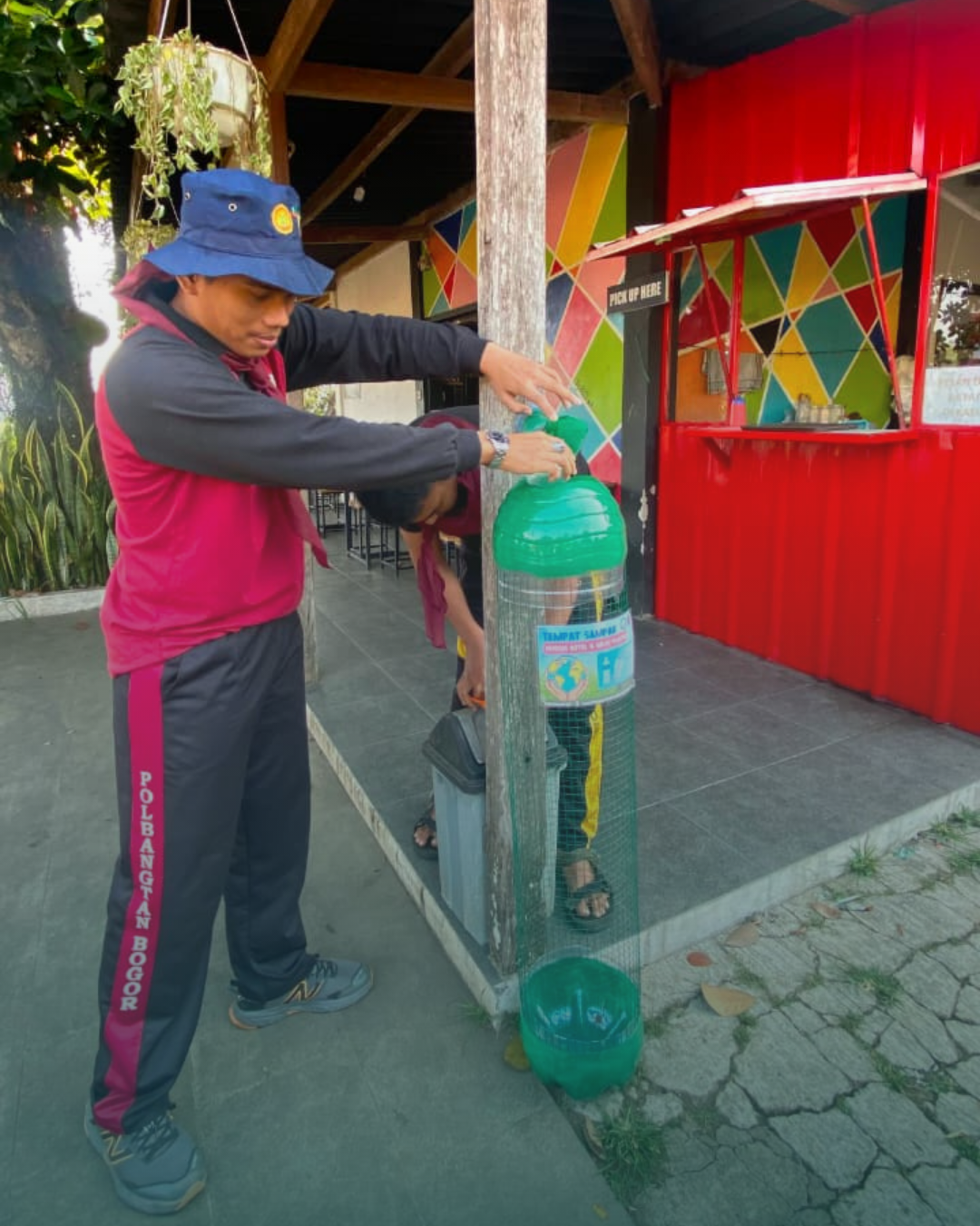 Dukung Gerakan ASRI, Mahasiswa Pecinta Alam Polbangtan Kementan Pasang Tempat Sampah Khusus Botol Plastik